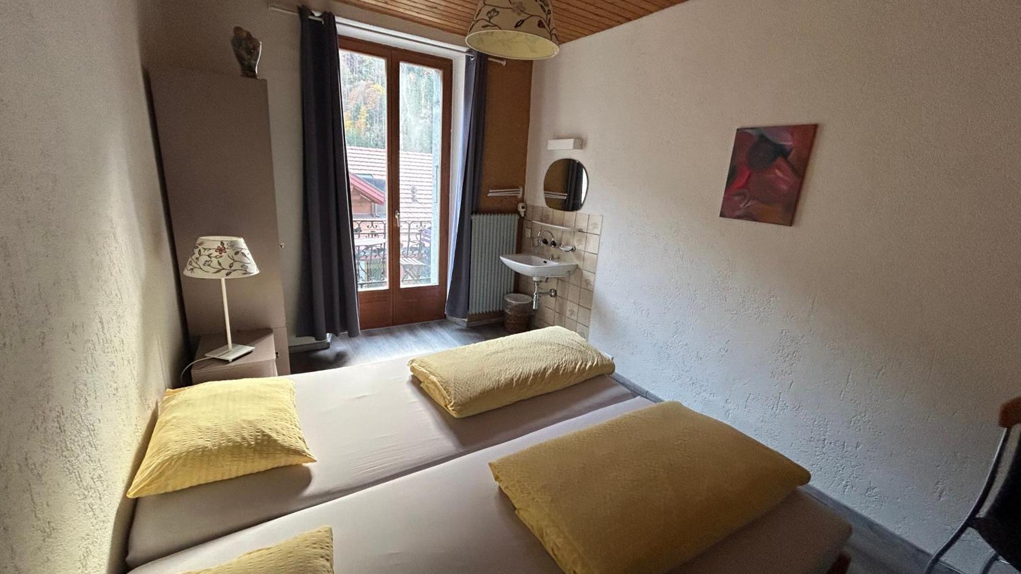 Maison D'Hotes De La Gare Montbovon Rom bilde